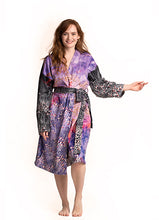 Load image into Gallery viewer, BATHROBE VELVET Flying without obsticles violet
