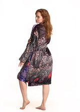 Load image into Gallery viewer, BATHROBE VELVET Flying without obsticles violet
