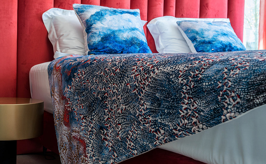 SET QUILT AND 2 DECORATIVE CUSHIONS Flying without obsticles blue