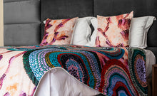 Load image into Gallery viewer, SET QUILT AND 2 DECORATIVE CUSHIONS To the clouds rosa
